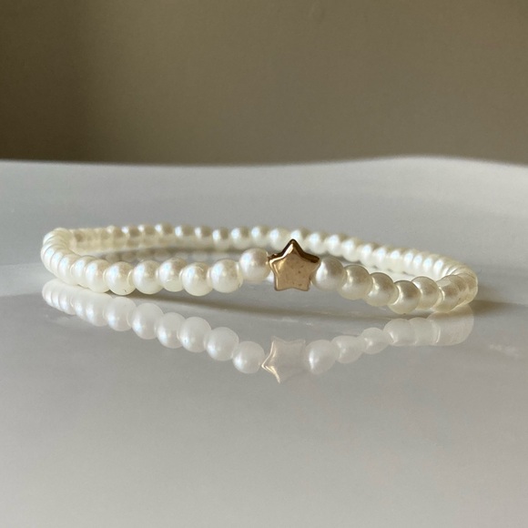 Exquisitely Elegant Pearl Bracelet With Gold Heart - Picture 1 of 9